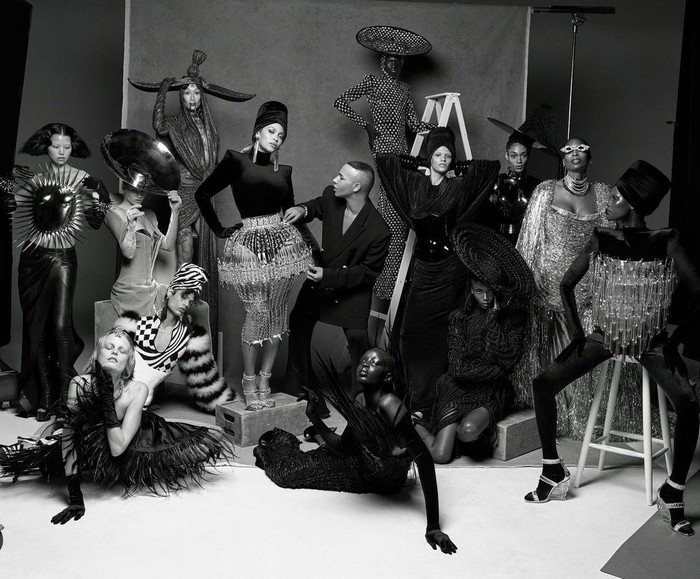 Beyonce dan Olivier Rousteing memamerkan seluruh busana dari koleksi Balmain haute couture rancangan keduanya di Vogue France. Mana busana favoritmu? Foto: Louie Banks