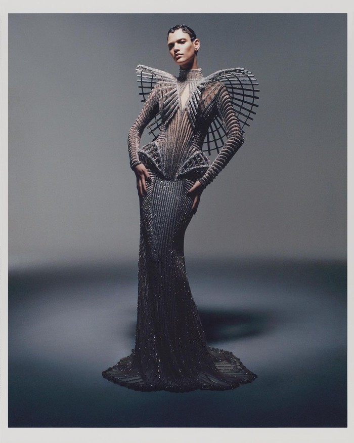 Gaun bergaya futuristik dan glamor dibuat Olivier Rousteing selaku desainer Balmain bersama Beyonce sebagai kreasi yang mewakili lagu 'Alien Superstar'. Foto: Courtesy of Balmain