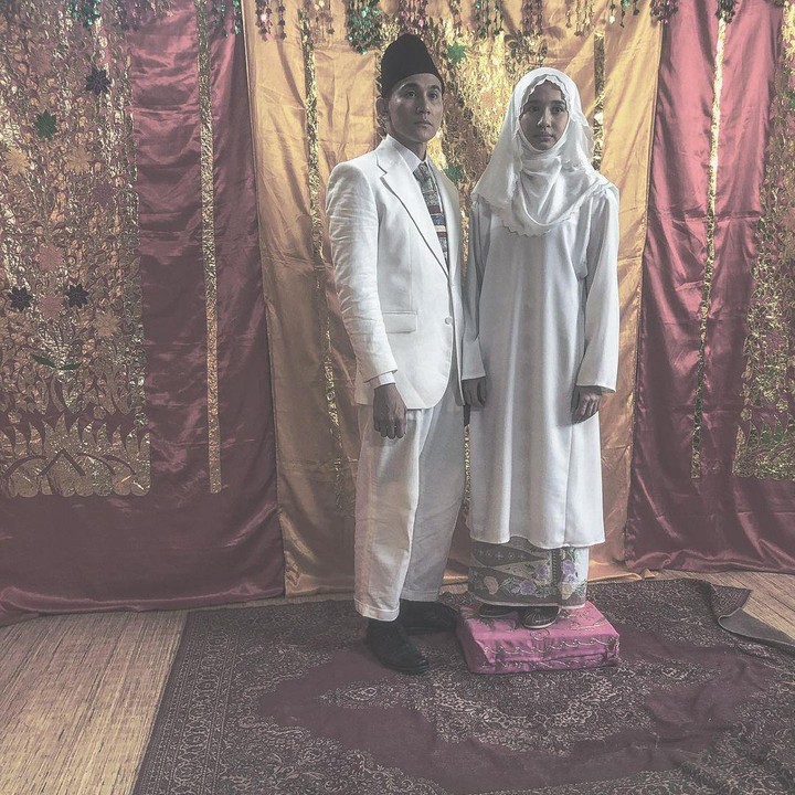 <p>Sejak beberapa waktu yang lalu, wanita kelahiran 35 tahun silam membagikan potret-potretnya sebagai Siti Raham di media sosial. (Foto: Instagram @laudyacynthiabella dan @falconpitures_) <br /><br /><br /></p>