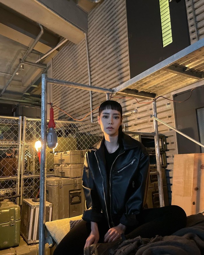 Lim Ji Yeon menampilkan aura edgy dengan tipe baby bangs, yang tidak semua orang cocok dan suka dengan model poni ini. Namun aktris antagonis ini dengan sempurna menampilkan poni baby saat berperan dalam Money Heist Korea (2022)./ Foto: instagram.com/limjjy2