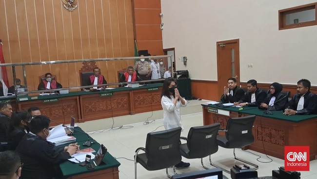 Linda Pujiastuti alias Anita dituntut pidana 18 tahun penjara dalam kasus narkoba yang turut menyeret mantan Kapolda Sumatera Barat Irjen Teddy Minahasa.
