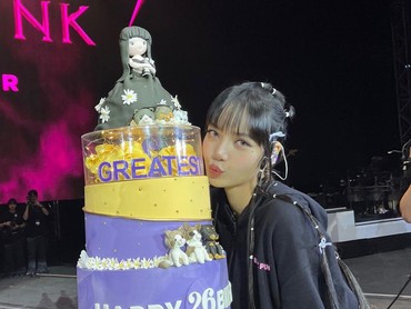 img-title 7 Foto Lisa BLACKPINK Bahagia Dapat Kejutan Pre-Ultah Saat Konser