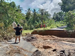 Pria di Manado Tewas Usai Motornya Terjun ke Jalan Amblas