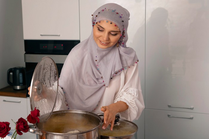Masak sahur/ Foto: freepik.com/freepik 5 Tips Makanan Lebaran Tidak Cepat Basi