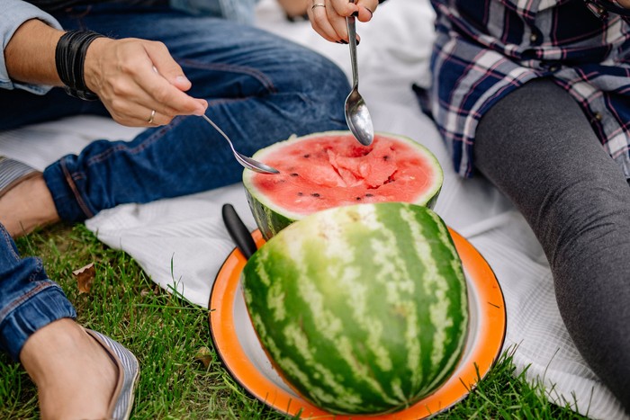 Buah semangka dapat menghidrasi tubuh.