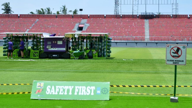 Pengamat sepak bola nasional Yesayas Oktavianus mengaku dapat informasi soal pembatalan Piala Dunia U-20 2023 di Indonesia dari 'Ring 1 Istana'.