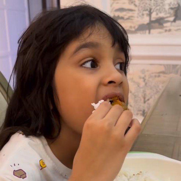<p>Menjelang buka puasa, Hawwa meminta agar dibuatkan ayam goreng oleh sang Bunda. Karena ini hari pertama Hawwa menjalani puasa, Shireen pun dengan senang hati mengabulkan permintaannya. (Foto: Instagram: @shireensungkar)</p>