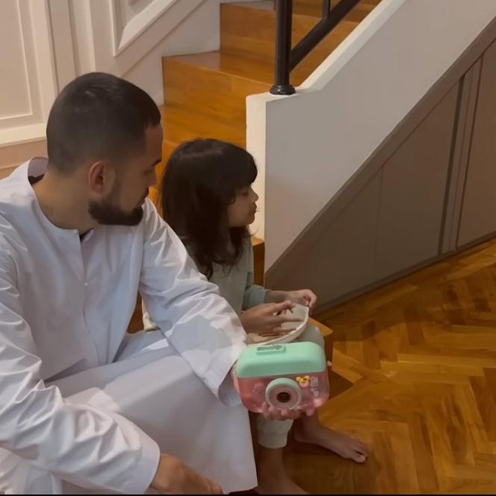 <p>Ketika sahur di hari pertama, Hawwa terlihat menyantap selembar roti, Bunda. Meski masih mengantuk, Hawwa tetap semangat untuk berpuasa, lho. (Foto: YouTube The Sungkars)</p>