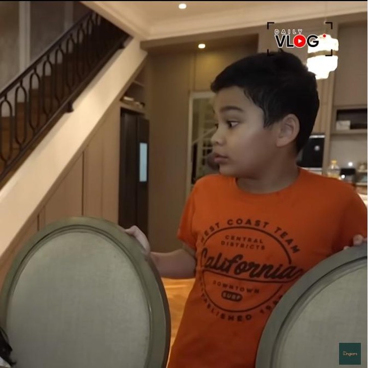 <p>Tak hanya dari kedua orang tuanya, apresiasi usai berhasil berpuasa seharian juga Hawwa dapatkan dari sang kakak, Adam. Adam terlihat mengecup kepala Hawwa penuh kasih. (Foto: YouTube The Sungkars)</p>