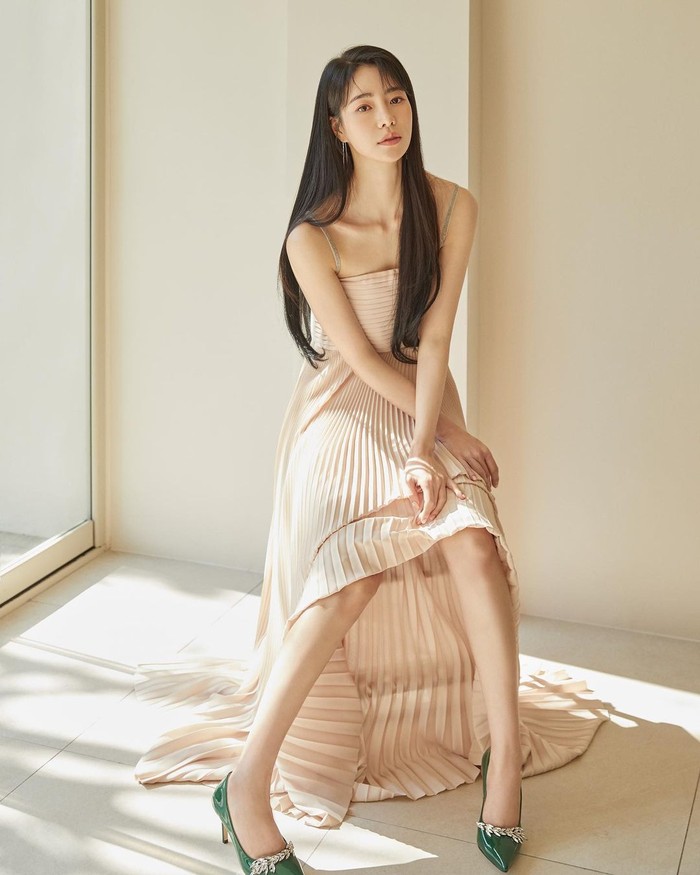 Poni air bangs yang lebih ringan ini merupakan gaya poni khas yang menjadi tren di kalangan perempuan Korea. Tampilan Lim Ji Yeon dengan poni air bangs memancarkan keanggunan yang elegan dan juga sopan./ Foto: instagram.com/limjjy2