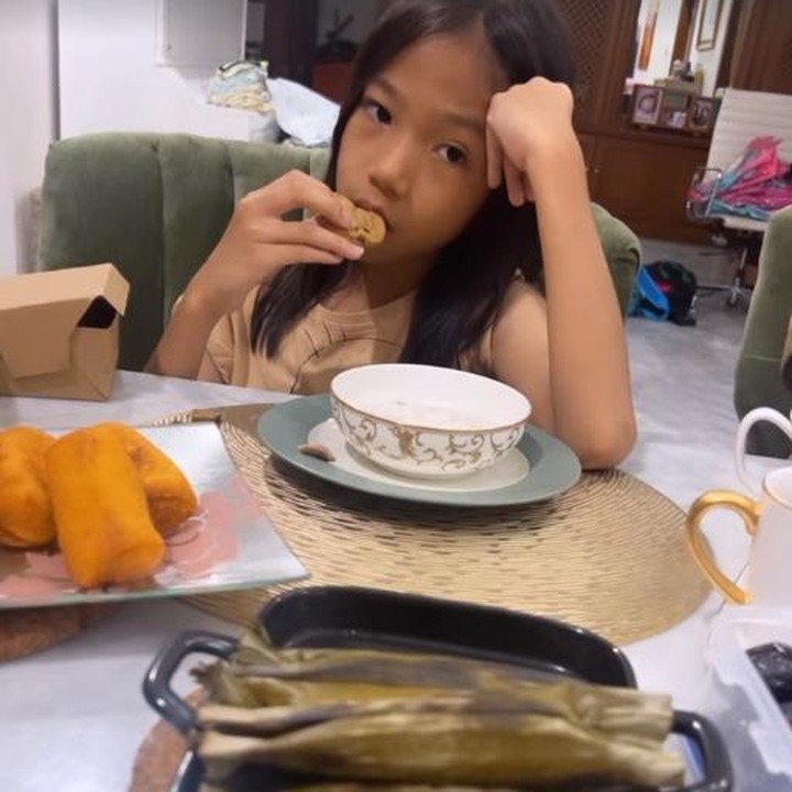 <p>Aqilah Dewi Humairah anak Ayu Dewi dan Regi Datau juga sudah diajarkan untuk berpuasa penuh seharian, Bunda. Ketika berbuka, Aqilah lebih suka menyantap <em>cookies</em>, nih. (Foto: Instagram: @mrsayudewi)</p>