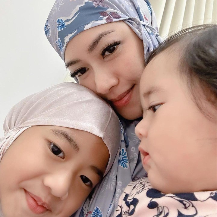 <p>Aliya Rajasa mengajak anak ketiganya, Gayatri, ikut tarawih di bulan Ramadan tahun ini. Tak hanya itu, Aliya juga mengajak anak bungsunya, Alisha. (Foto: Instagram: @ruby_26)</p>