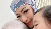 <p>Aliya Rajasa mengajak anak ketiganya, Gayatri, ikut tarawih di bulan Ramadan tahun ini. Tak hanya itu, Aliya juga mengajak anak bungsunya, Alisha. (Foto: Instagram: @ruby_26)</p>
