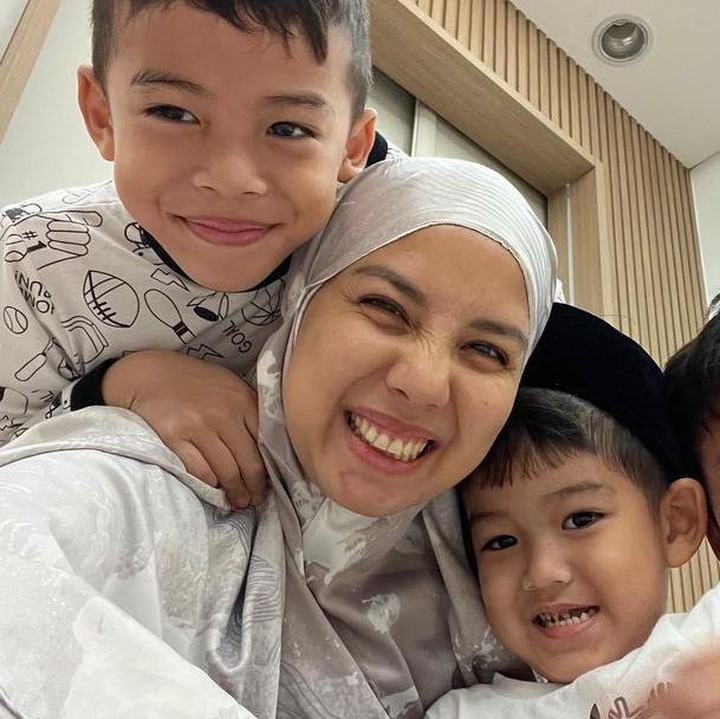 <p>Anak sulung Tya Ariestya, Kanaka, sudah mulai belajar berpuasa penuh seharian sampai Magrib nih, Bunda. Meski masih bolong-bolong, Kanaka masih terus berjuang agar puasanya semakin lancar. (Foto: Instagram: @tya_ariestya)</p>