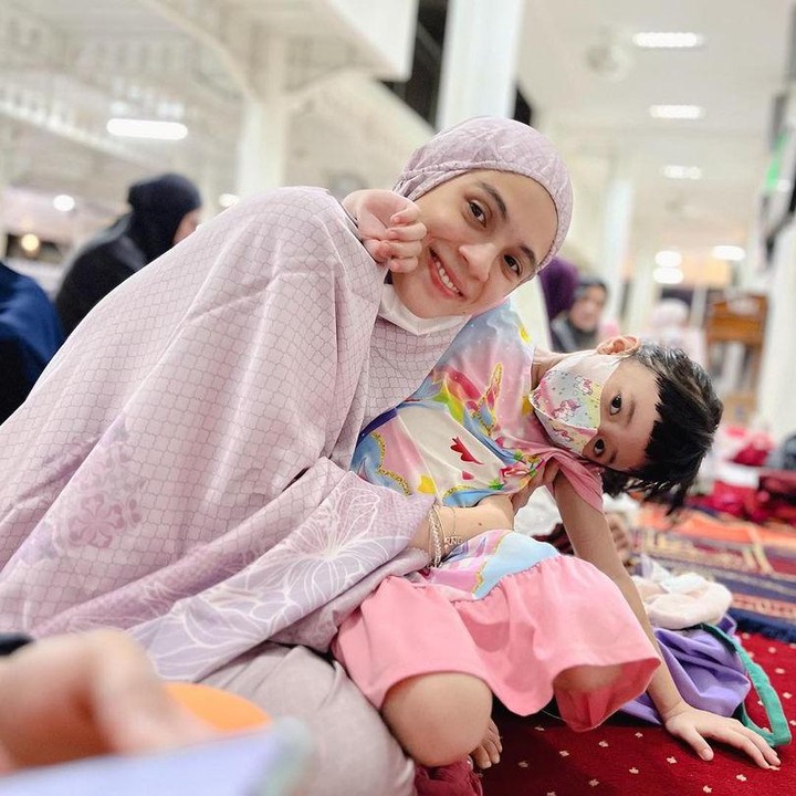 <p>Anak Rizky Kinos dan Nycta Gina, Lembar Putih Trinycta, baru berusia 5 tahun. Meski begitu, Uti sudah ikut sang Bunda pergi tarawih. (Foto: Instagram: @missnyctagina)</p>