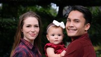 <p>Aktor tampan Randy Pangalila menikah dengan Chelsey Frank pada tahun 2019 lalu, Bunda. Setelah menikah, ia pun dikaruniai seorang anak perempuan bernama Blair Willow Pangalila. (Foto: Instagram: @randpunk)</p>