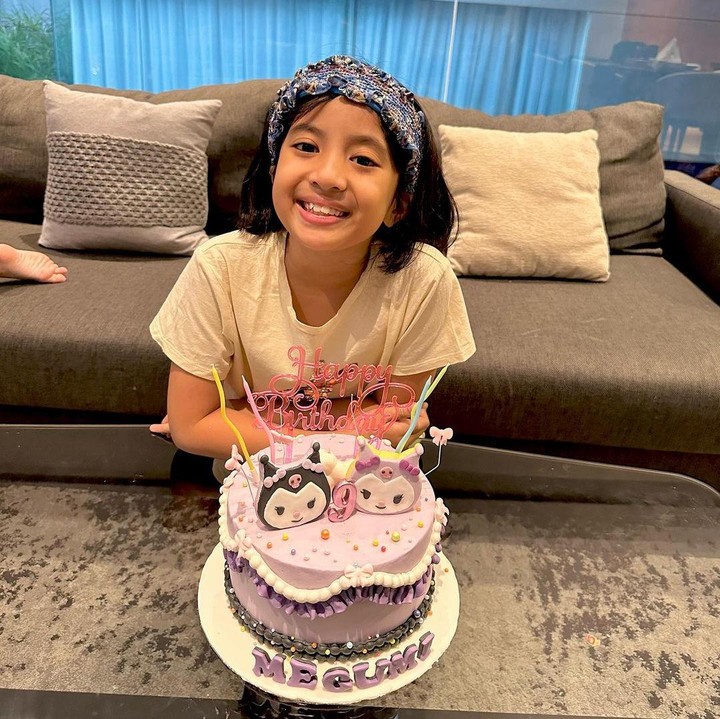 <p>Desta mengunggah potret Megumi bersama dengan kue ulang tahun warna ungu yang menggemaskan. Tak hanya itu, Desta bahkan menyebut Megumi sebagai kepala suku dari adik-adiknya. (Foto: Instagram: @desta80s)</p>