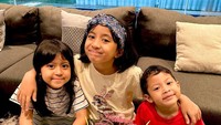 <p>"<em>Happy Birthday</em> Kepala Suku Trio Strong. Megumi Arrawda Sachi," tulis Desta pada laman Instagram-nya seraya menyisipkan emoticon hati. (Foto: Instagram: @desta80s)</p>