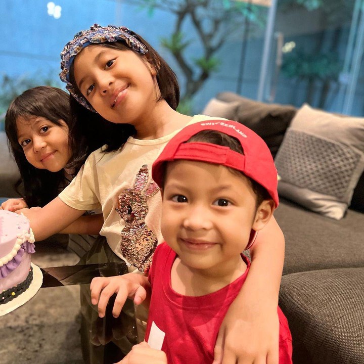 <p>Megumi turut mendapatkan ucapan dan doa dari netizen nih, Bunda. Mereka berharap Megumi tumbuh menjadi anak yang sholehah dan selalu mendapatkan kebahagiaan. (Foto: Instagram: @natasharizkynew)</p>