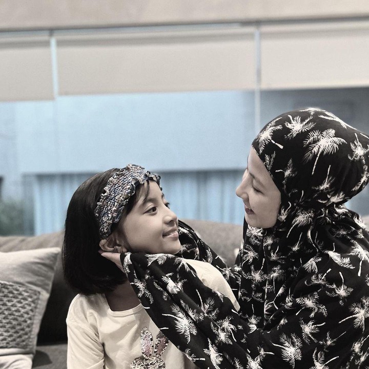 <p>Selain Desta, Natasha Rizky juga turut mengunggah potret sang anak, nih. Artis yang akrab disapa Caca ini menuliskan <em>caption</em> "Gadis kecilku" dengan <em>emotico</em>n bunga. (Foto: Instagram: @natasharizkynew)</p>