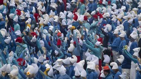 FOTO: Ribuan 'Smurf' Birukan Prancis Demi Rekor Baru Dunia