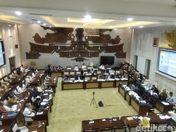 Anggota DPR Singgung Sri Mulyani Naik Alphard Masuk Apron: Ibu Lagi Apes