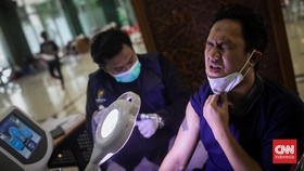 FOTO: Meringis Menahan Sakit Demi Menghilangkan Tato