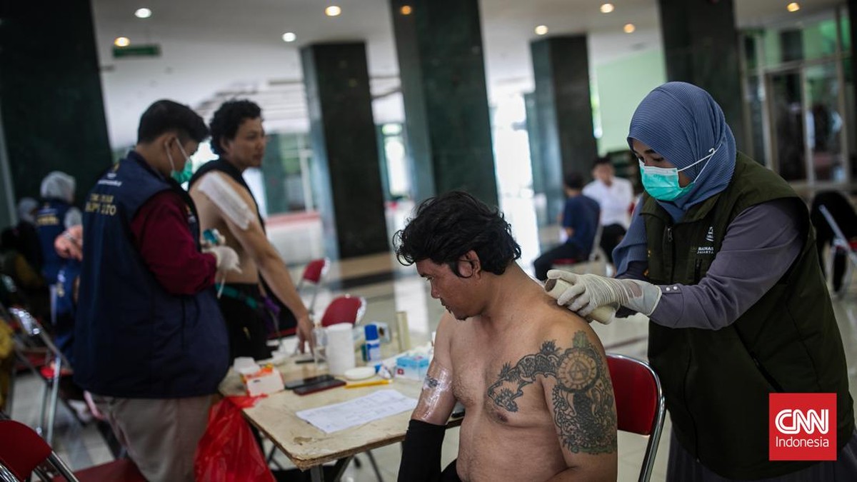 FOTO: Meringis Menahan Sakit Demi Menghilangkan Tato