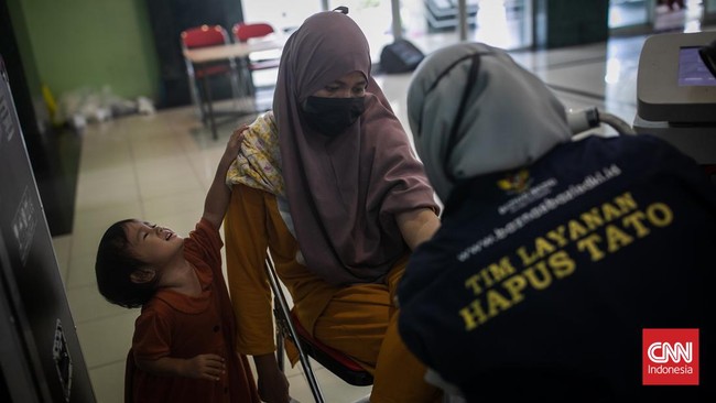 FOTO: Meringis Menahan Sakit Demi Menghilangkan Tato