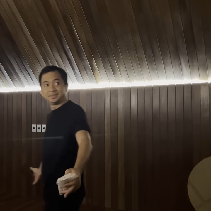 <p>Uniknya lagi, rumah baru Ayu Dewi juga dilengkapi dengan ruangan tersembunyi di bagian loteng. Ruangan yang didominasi dengan unsur kayu ini akan digunakan sebagai tempat bersantai. (Foto: YouTube Luna Maya)</p>
