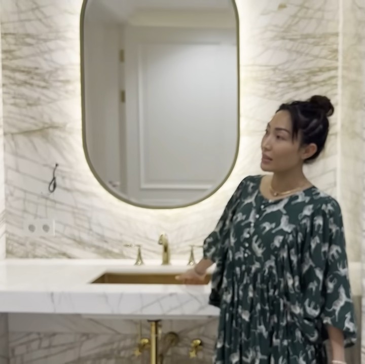 <p>Kesan glamor juga terlihat ketika memasuki kamar mandi Ayu Dewi. Bagian dindingnya dilapisi dengan marmer elegan. (Foto: YouTube Luna Maya)</p>