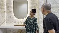 <p>Kesan glamor juga terlihat ketika memasuki kamar mandi Ayu Dewi. Bagian dindingnya dilapisi dengan marmer elegan. (Foto: YouTube Luna Maya)</p>