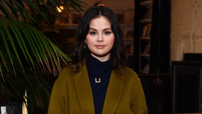 Selena Gomez diberitakan berpacaran dengan produser Benny Blanco yang merupakan teman dari Justin Bieber.