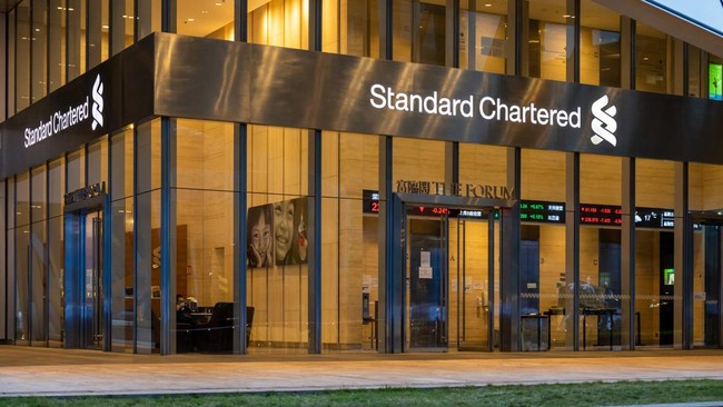 Standard Chartered mem-PHK kepada lebih dari 100 karyawannya di Singapura, London, hingga Hong Kong, demi menghemat biaya Rp14,8 triliun.