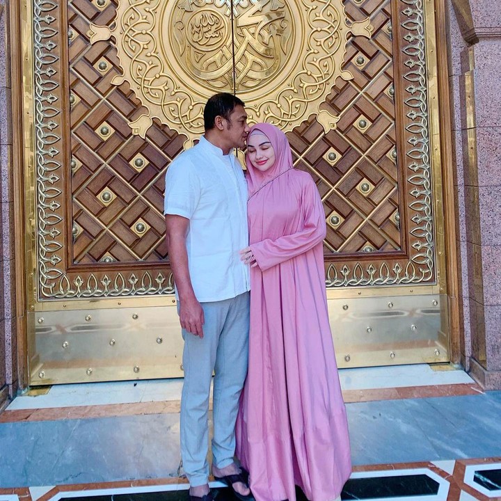 <p>Tak sekadar umrah, ulang tahun pernikahan ini juga bertepatan dengan hari pertama Ramadan. Sehingga, ini memberikan kesan yang luar biasa. "<em>First Day of Ramadan in Baitullah the best Anniversary moments ever Masya Allah tabarakallah</em>," tulis Nurah melalui akun @nourahsheivirah. (Foto: Instagram @nourahsheivirah)<br /><br /><br /></p>