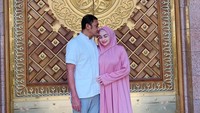 7 Potret Terbaru Teuku Rafly & Istri Beda Usia 18 Th, Rayakan Anniversary Sambil Umrah