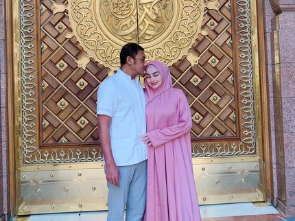 7 Potret Terbaru Teuku Rafly & Istri Beda Usia 18 Th, Rayakan Anniversary Sambil Umrah