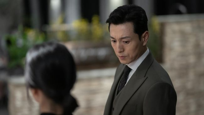 Penulis Kim Eun-sook mengonfirmasi teori fan soal Ha Do-yeong (Jung Sung-il) dan Moon Dong-eun (Song Hye-kyo) di The Glory.