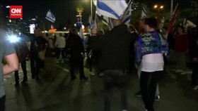 VIDEO: Puluhan Ribu Warga Israel Protes Usai Netanyahu Pecat Menhan