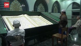 VIDEO: Tradisi Unik, Tadarus Dengan Al Quran Raksasa Seberat 4 Kuintal