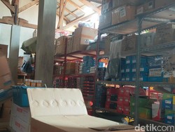 Polisi Gerebek Toko Onderdil di Jember, Oli-Sparepart Diduga Palsu Ditemukan