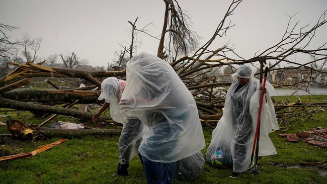 Setidaknya sebelas orang tewas akibat tornado yang menyapu sejumlah kawasan di Amerika Serikat pada Sabtu (1/4).