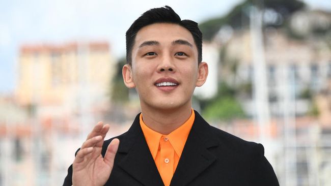 South Korean actor Yoo Ah-in waves on May 17, 2018 during a photocall for the film "Burning" at the 71st edition of the Cannes Film Festival in Cannes, southern France. (Photo by Anne-Christine POUJOULAT / AFP)