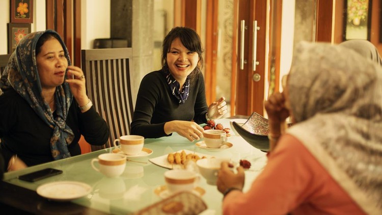 1219377313 happy asian friends discuss and get iftar meal in Ramadan.