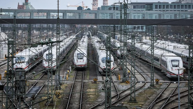 Para pekerja transportasi di Jerman melakukan aksi mogok kerja meminta kenaikan gaji, karena inflasi yang semakin tinggi.