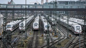 img-title Sistem Transportasi di Jerman Lumpuh Imbas Aksi Mogok Pekerja