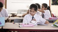 Anak Suka Menggigit Pensil? Pahami Penyebab, Bahaya & Cara Mengatasinya