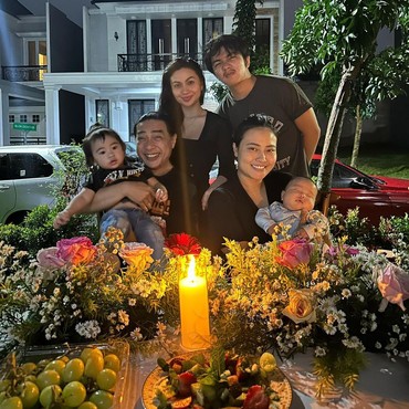 Buka Puasa Bersama, Kedekatan Ariel Tatum dengan Ibu Tiri Disorot