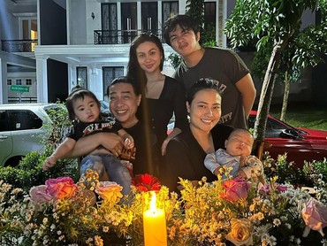 img-title Buka Puasa Bersama, Kedekatan Ariel Tatum dengan Ibu Tiri Disorot