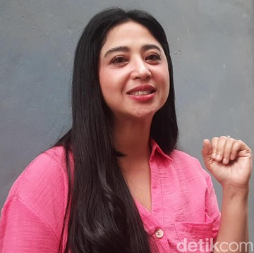 Momen Lebaran Dimanfaatkan Dewi Perssik dan Rully untuk Pertemukan Dua Keluarga